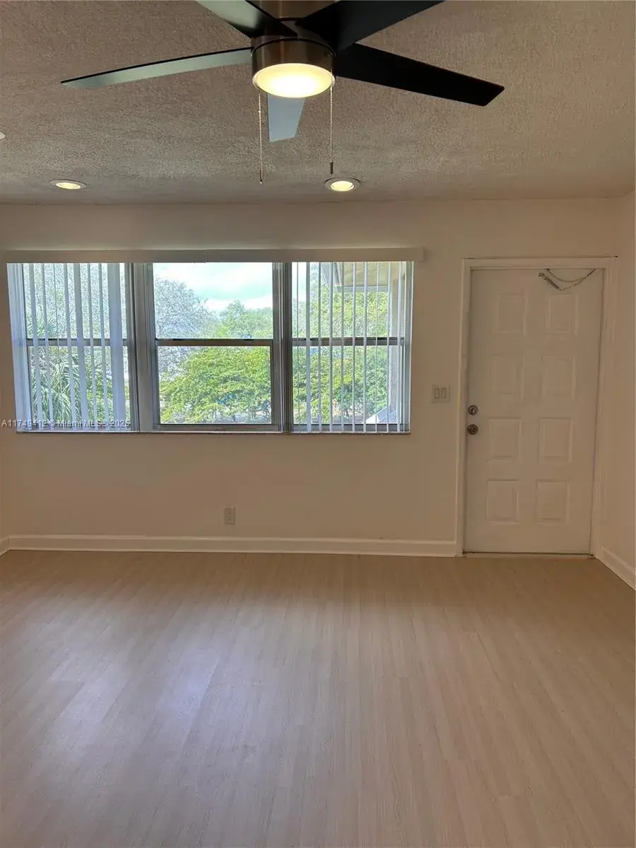 1045 Twin Lakes Dr, Coral Springs FL 33071
