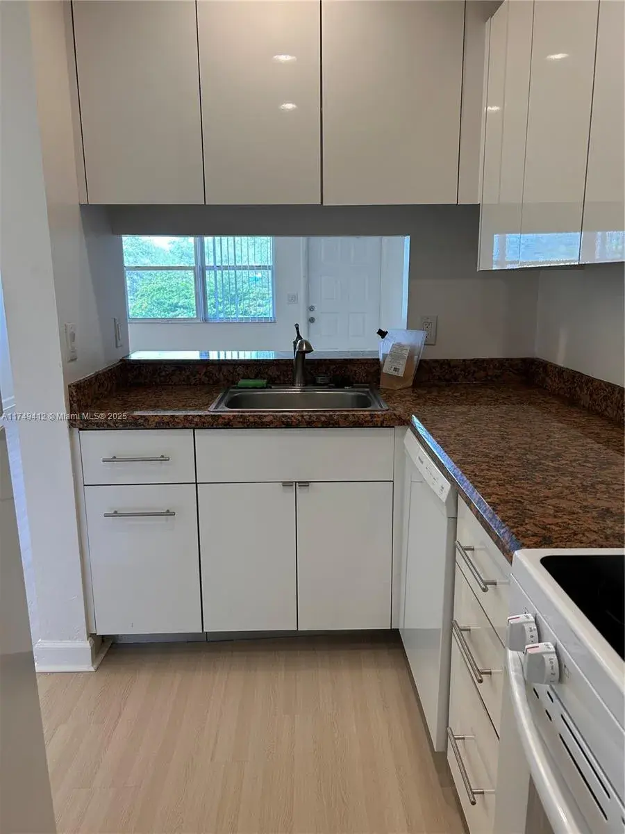 1045 Twin Lakes Dr, Coral Springs FL 33071