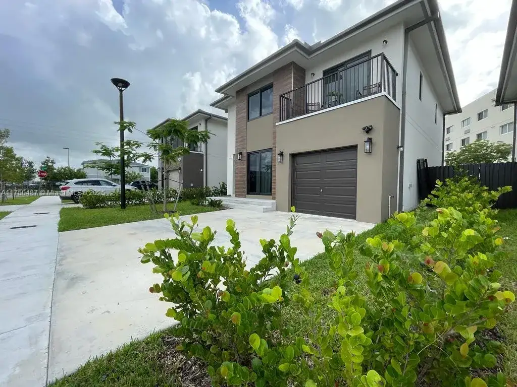302 NW 11th Ct, Florida City FL 33034 photo 2