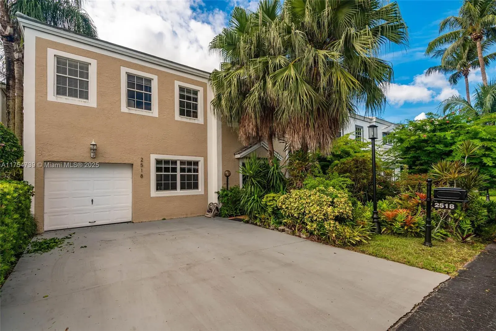 2518 NE 206th Ter, Miami FL 33180 photo 2
