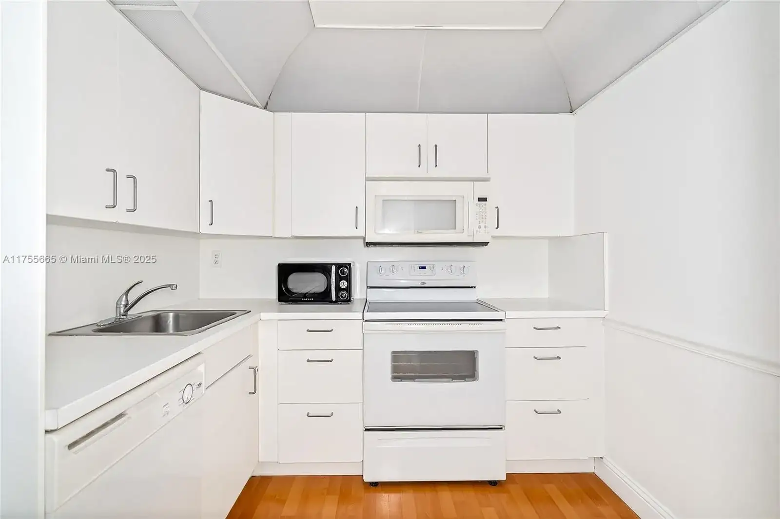 17570 Atlantic Blvd # 215, Sunny Isles Beach FL 33160 photo 2