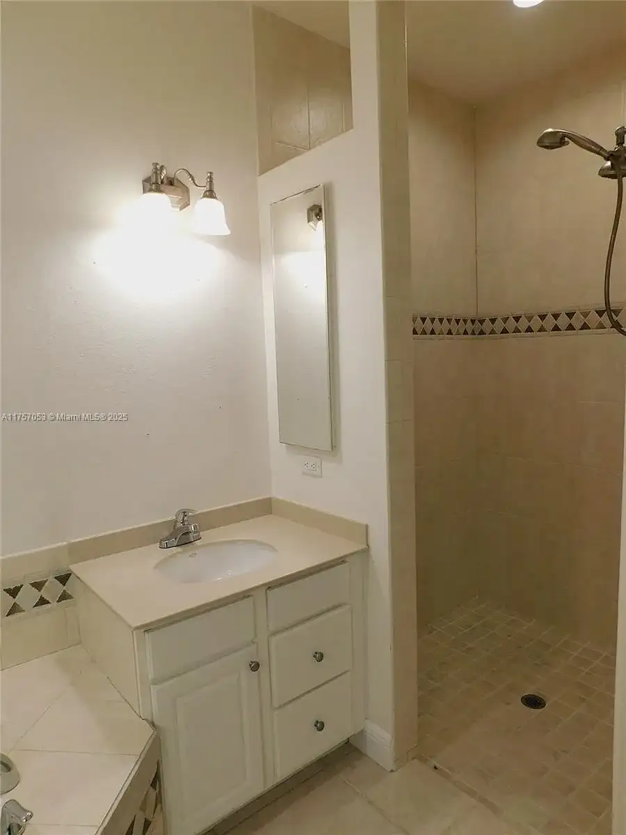 617 SE 7 ST # 2, Cape Coral FL 33990 photo 3