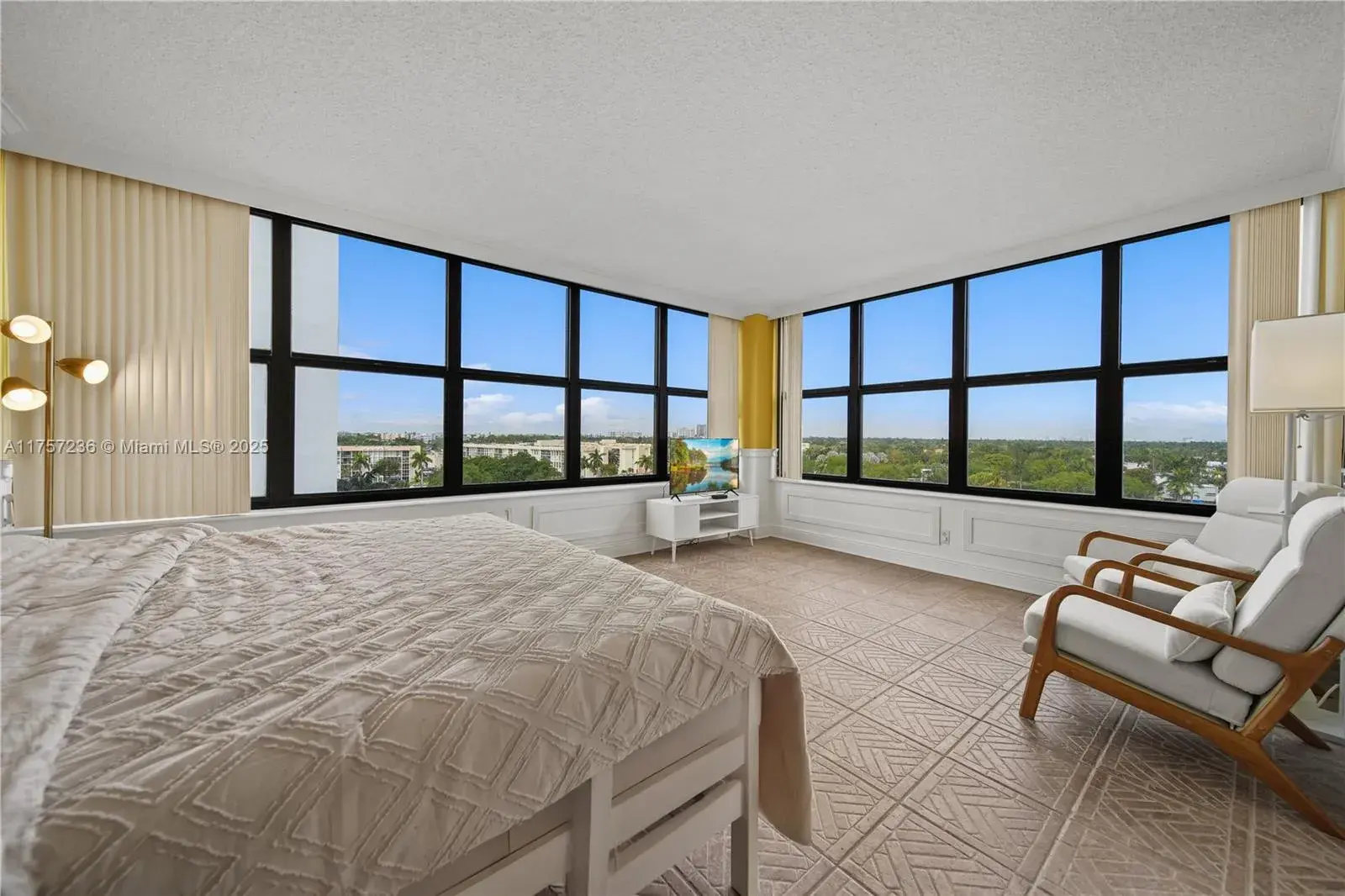 2500 Parkview Dr # 812, Hallandale Beach FL 33009