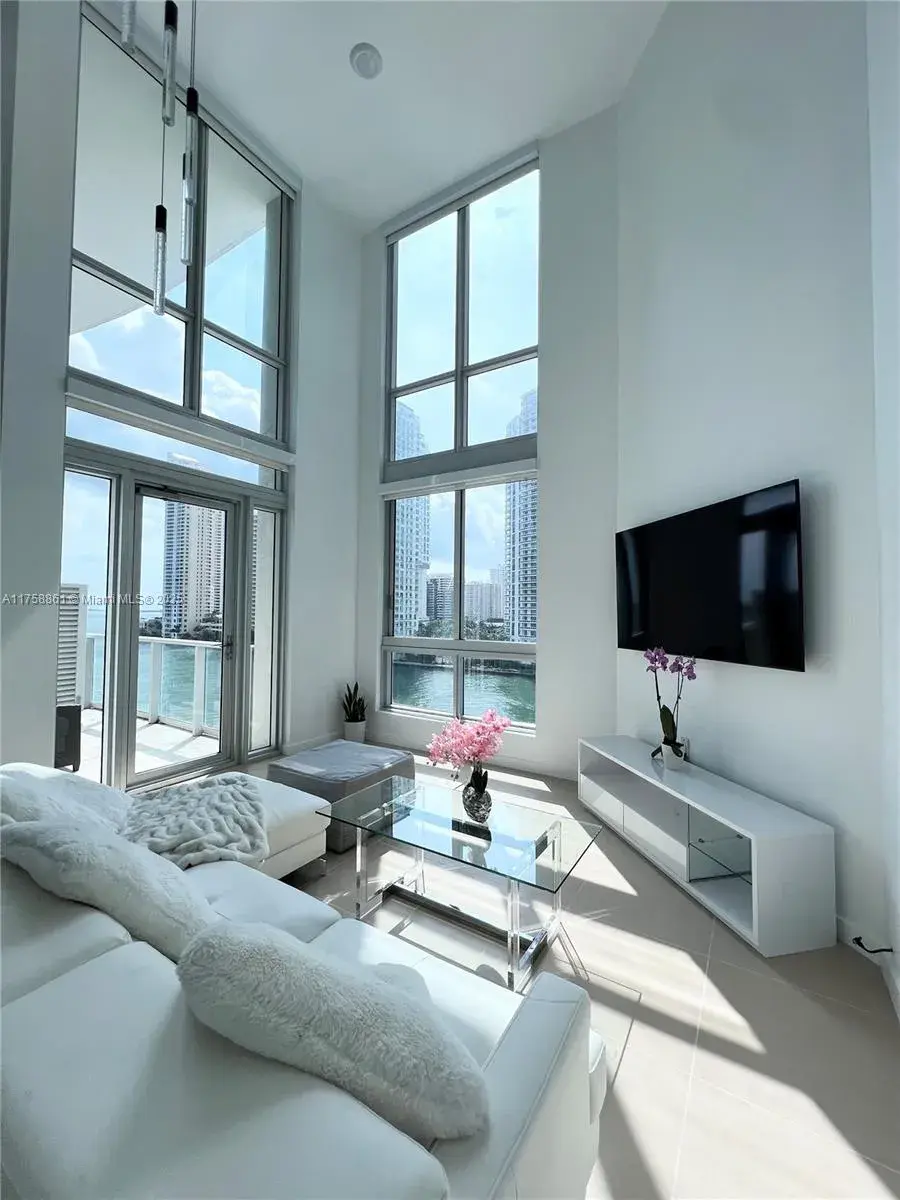 300 S Biscayne Blvd # 814, Miami FL 33131