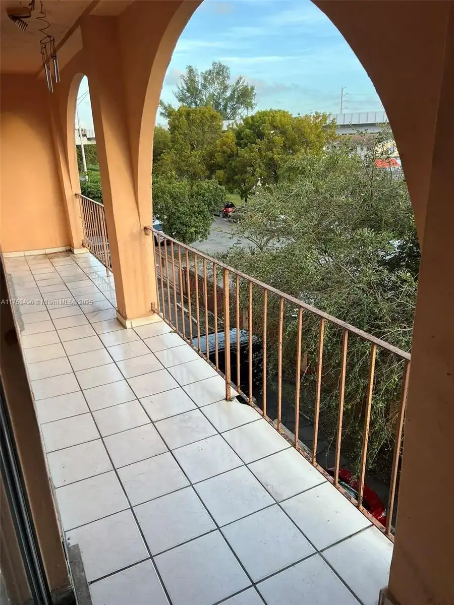 440 E 23 # 1204, Hialeah FL 33013 photo 2