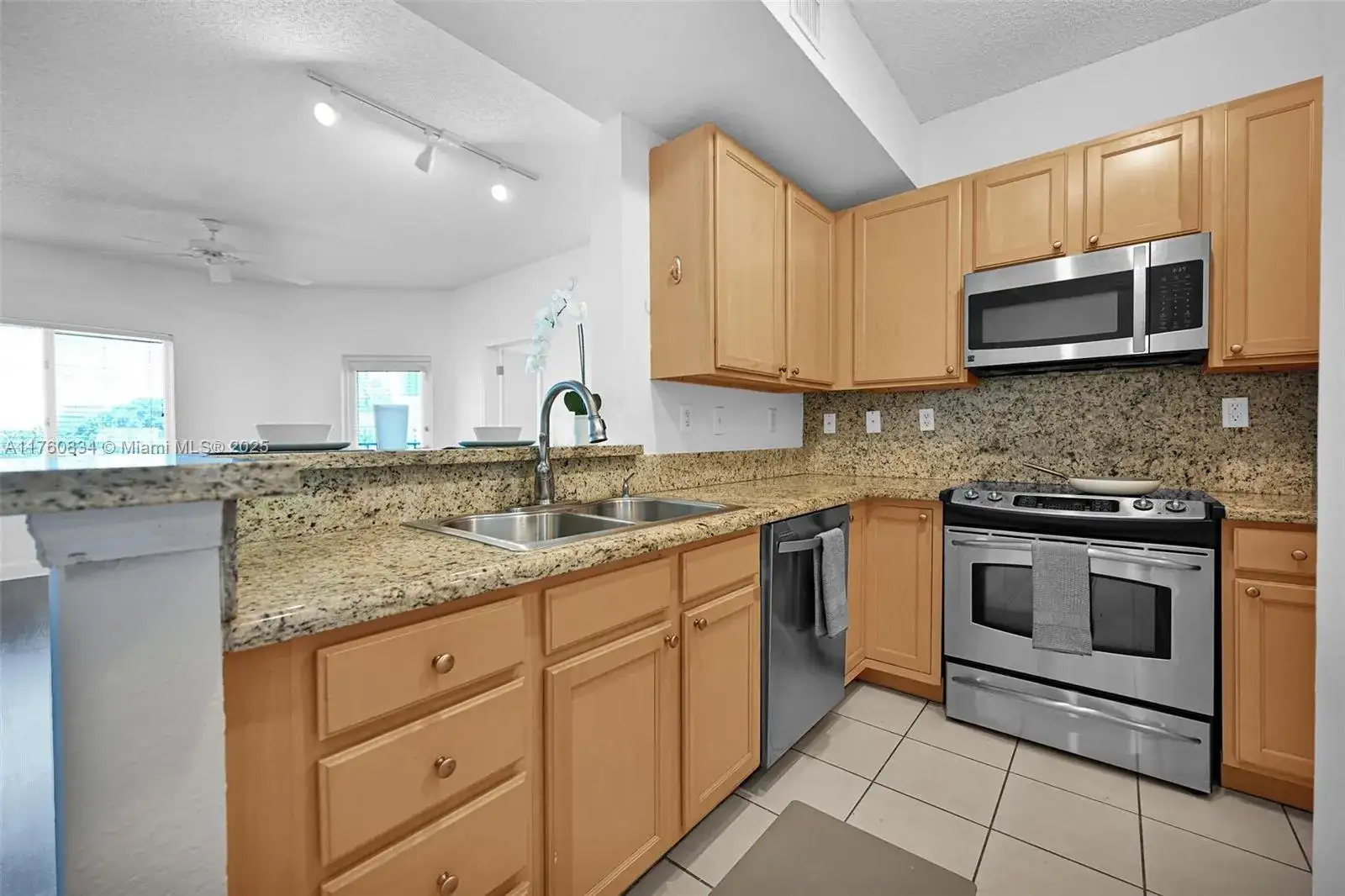 6001 SW 70th St # 305, South Miami FL 33143 photo 2