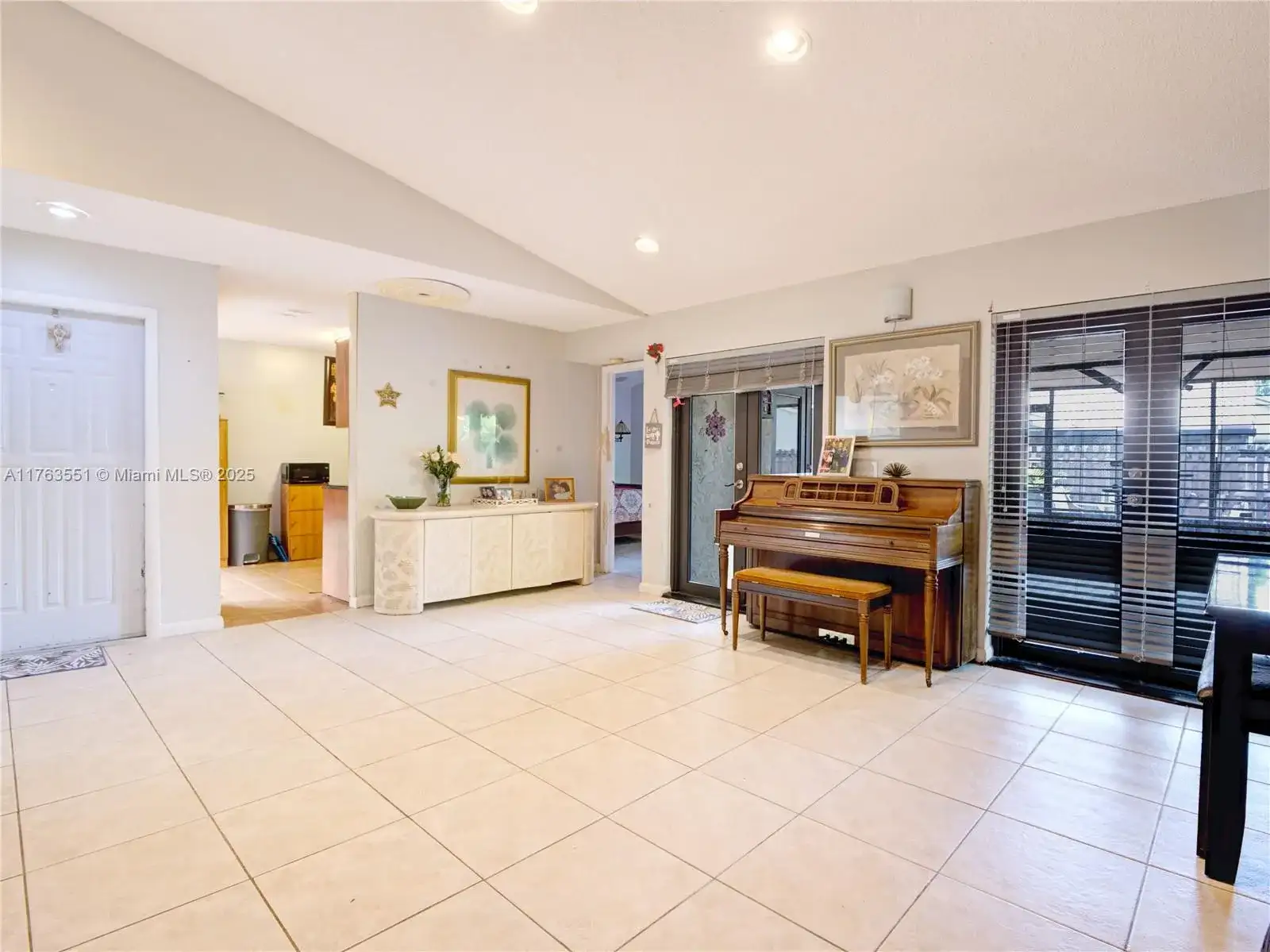 6240 NW 176th Ter, Hialeah FL 33015 photo 3