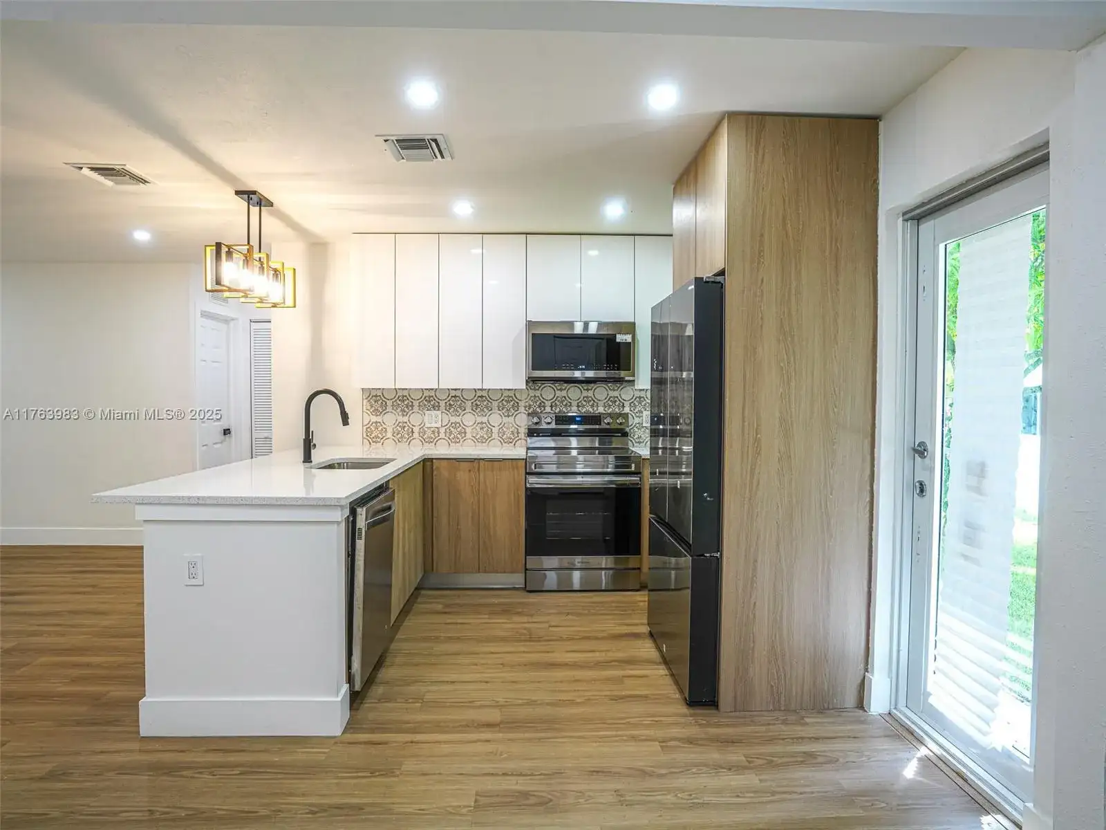 204 NE 10th St, Pompano Beach FL 33060 photo 2