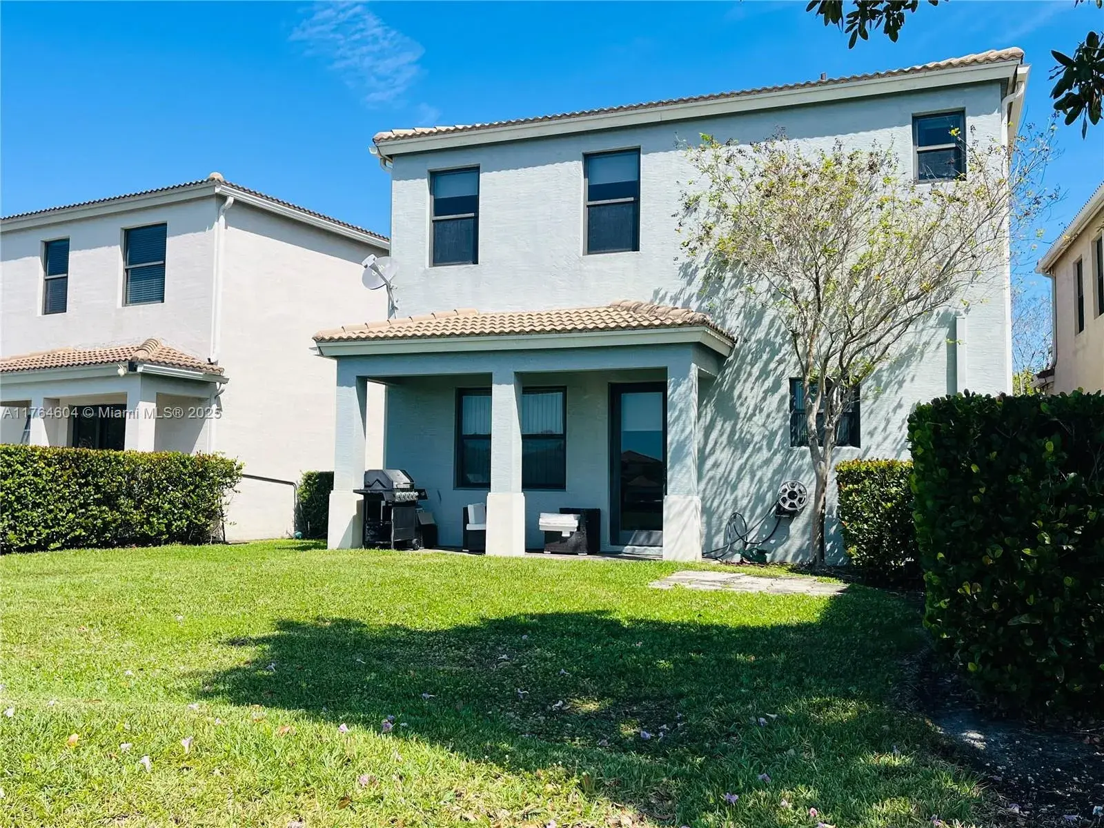 616 NE 193rd St, Miami FL 33179 photo 2