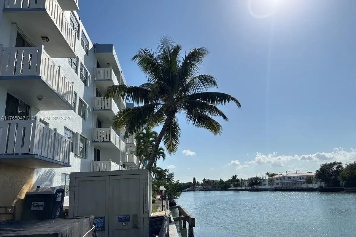 7900 Tatum Waterway Dr # 413, Miami Beach FL 33141