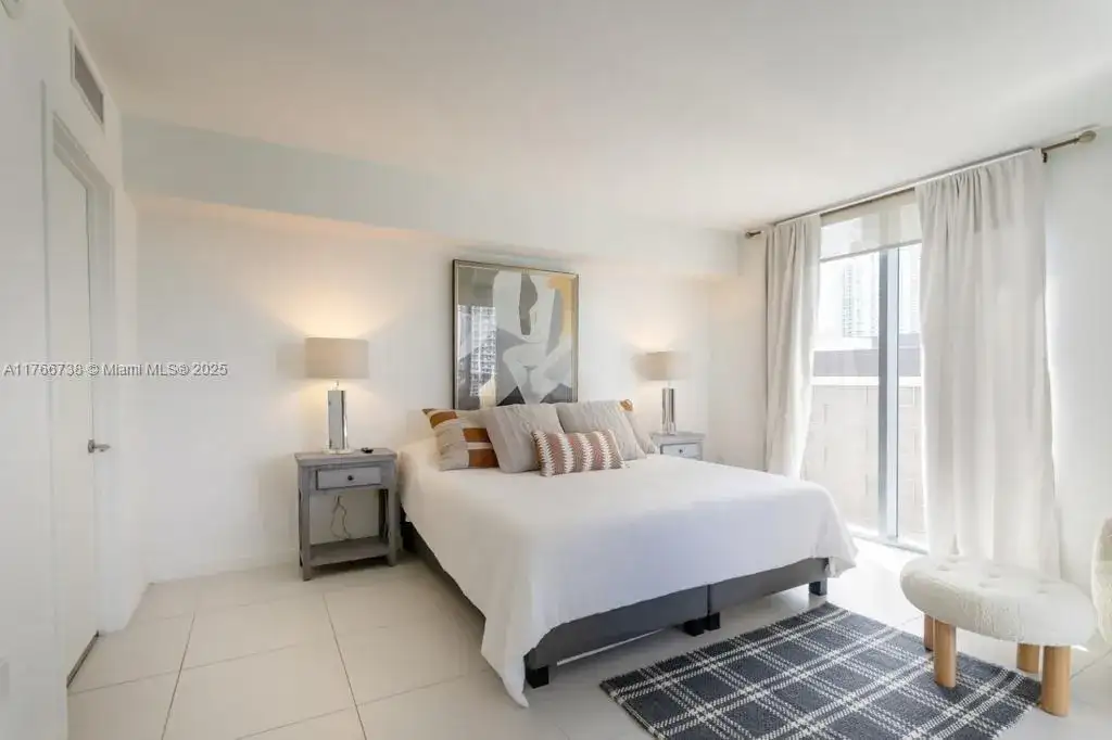 31 SE 6th St # 1601, Miami FL 33131 photo 5