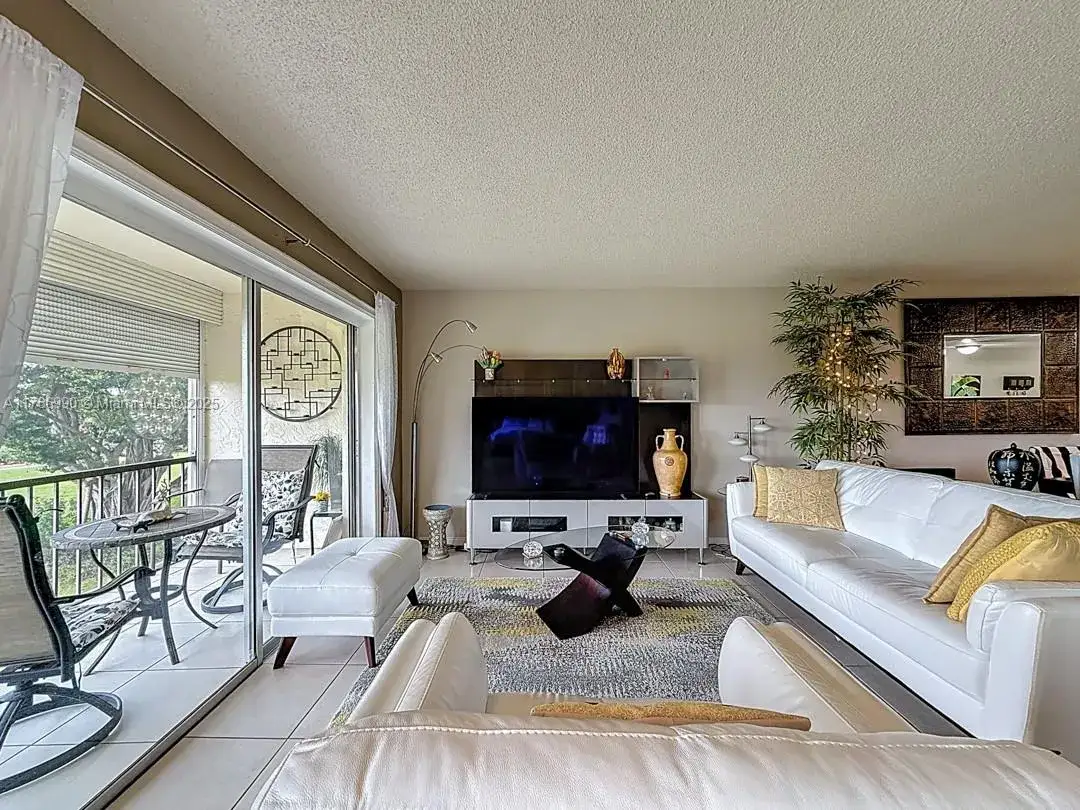 9411 N Hollybrook Lake Dr # 304, Pembroke Pines FL 33025