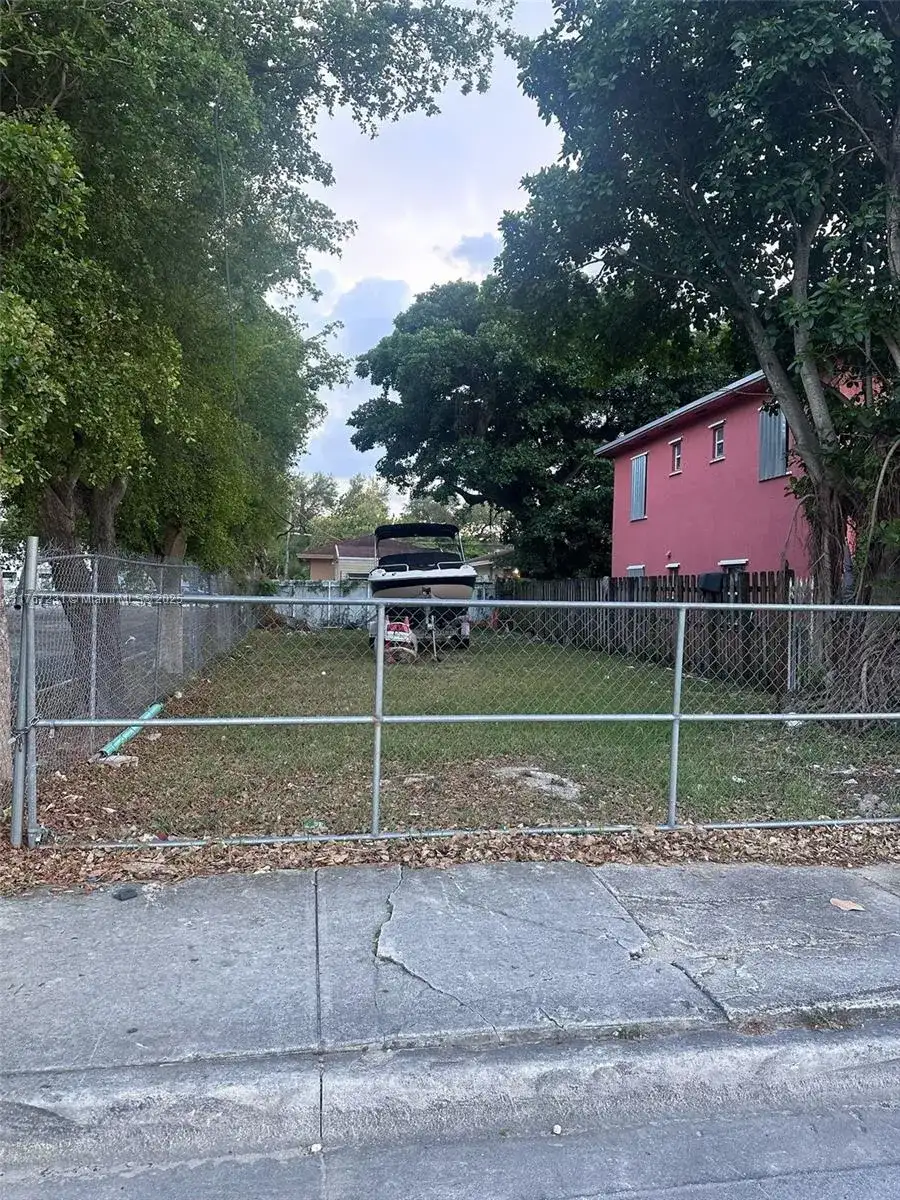 2754 NW 46th St, Miami FL 33142 photo 2