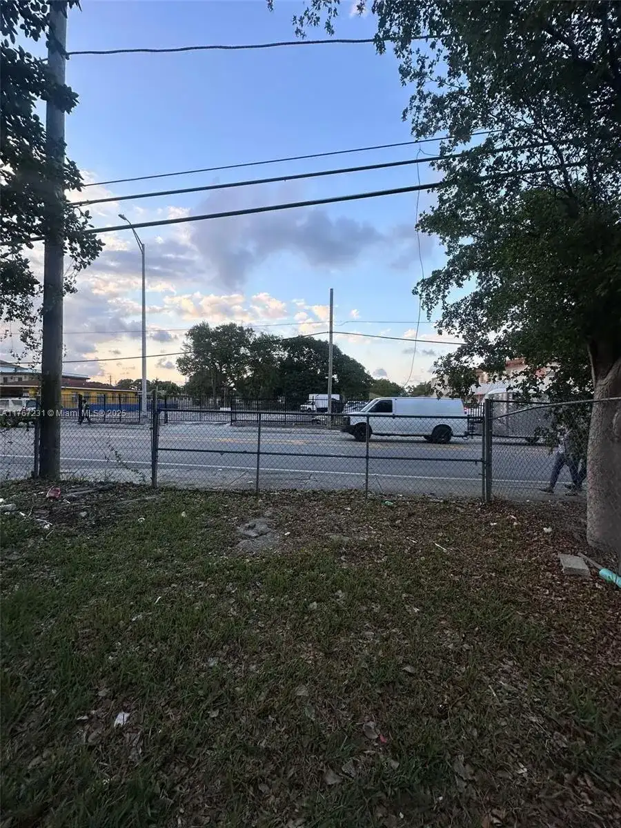 2754 NW 46th St, Miami FL 33142 photo 3