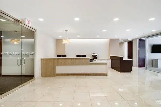 100 SE 2 ST # 2000, Miami FL 33131