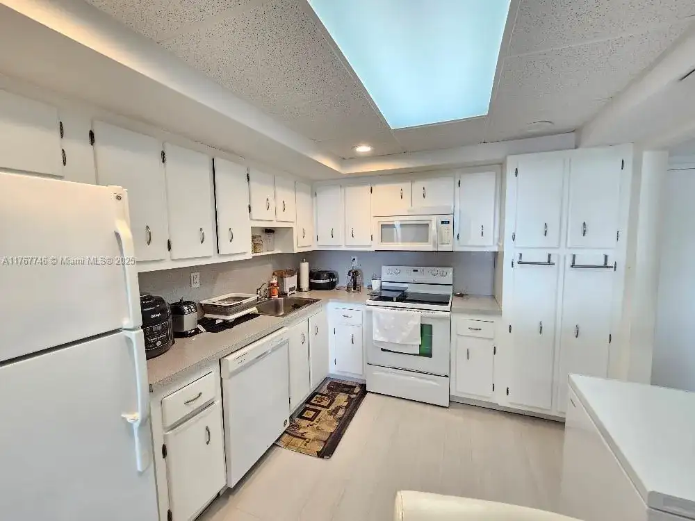18031 Biscayne Blvd # 603, Aventura FL 33160 photo 2