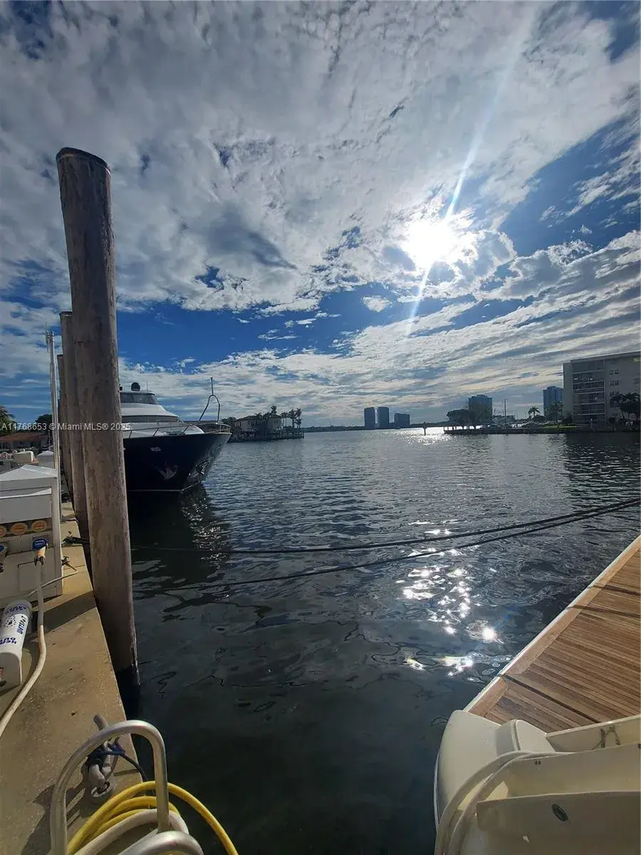 1000 W Island Blvd # 2002, Aventura FL 33160