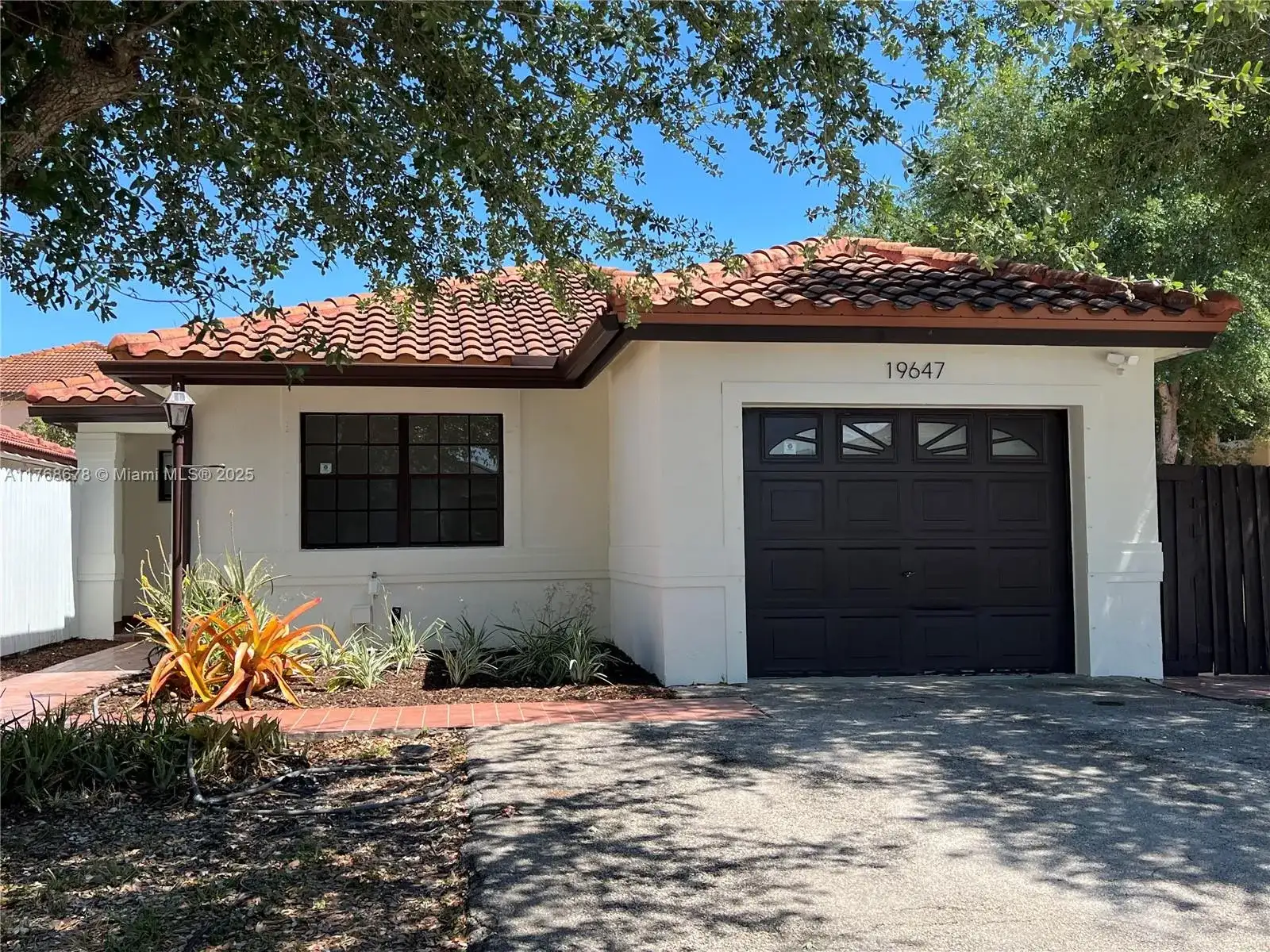 19647 NW 85th Ave, Hialeah FL 33015 photo 2