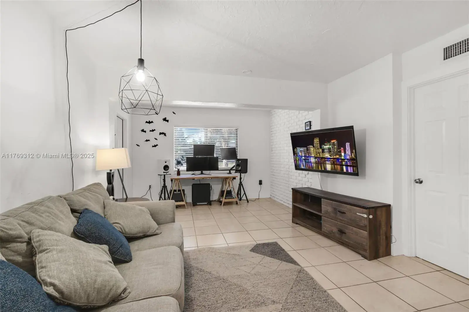 5844 Garfield St, Hollywood FL 33021