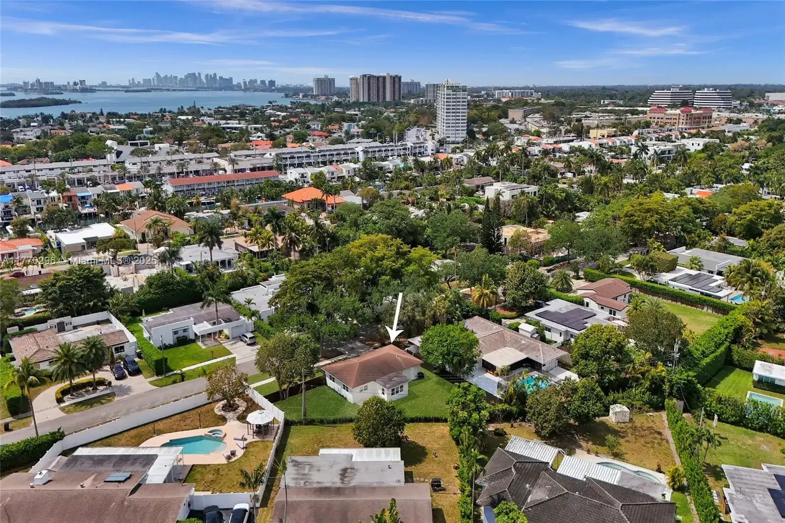 2125 Alamanda Dr, North Miami FL 33181 photo 2