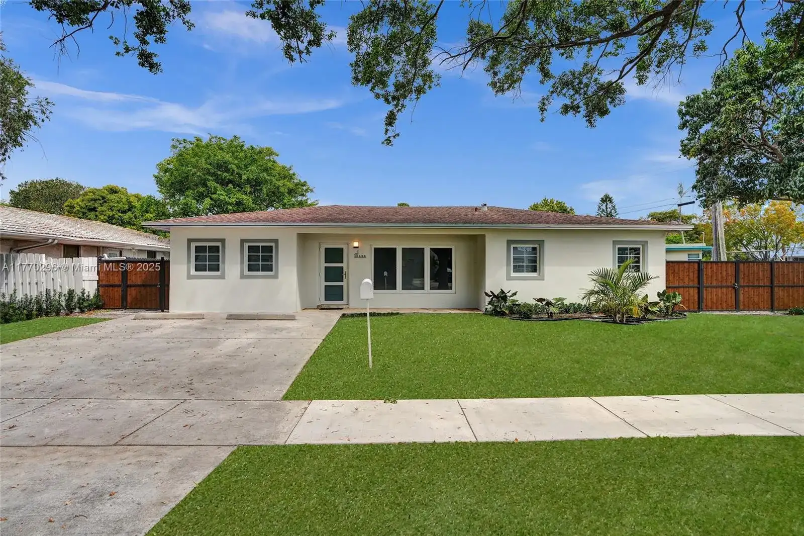 2125 Alamanda Dr, North Miami FL 33181 photo 3