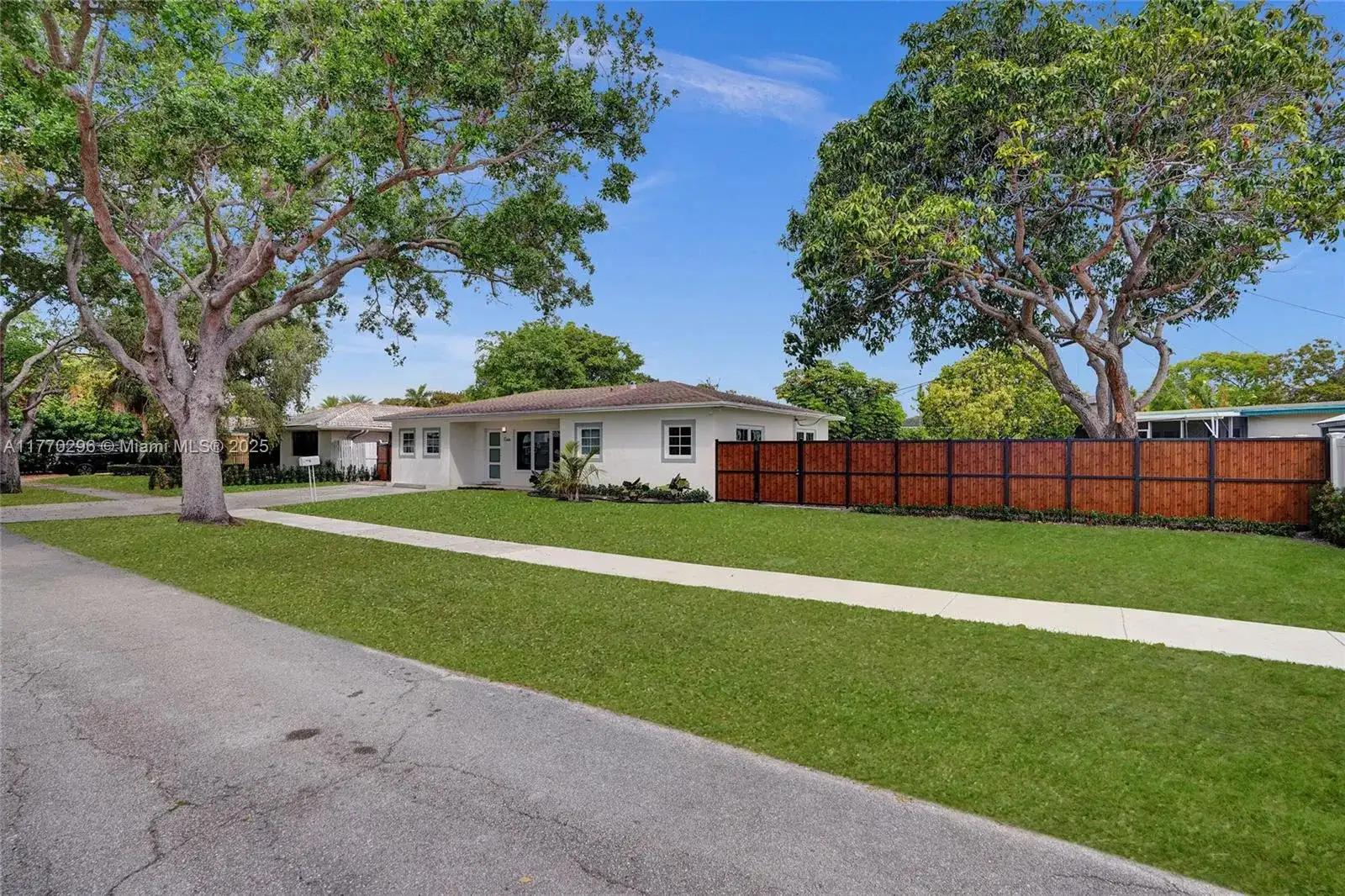2125 Alamanda Dr, North Miami FL 33181 photo 4