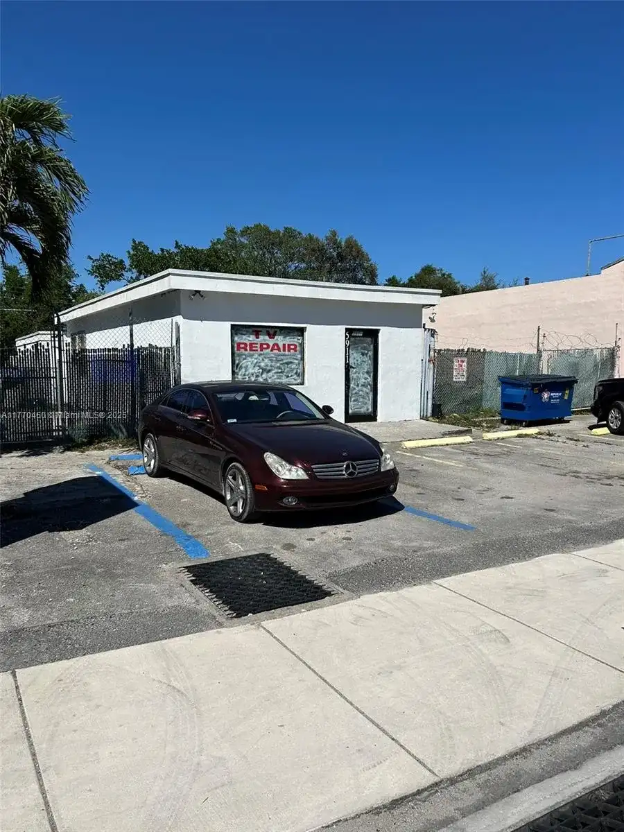 5911 W Hallandale Beach Blvd, West Park FL 33023