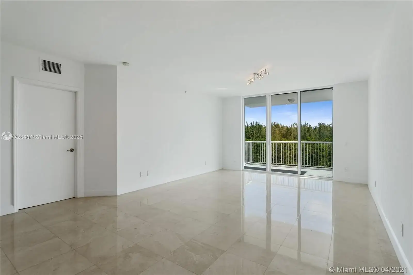 14951 Royal Oaks Ln # 1604, North Miami FL 33181 photo 2