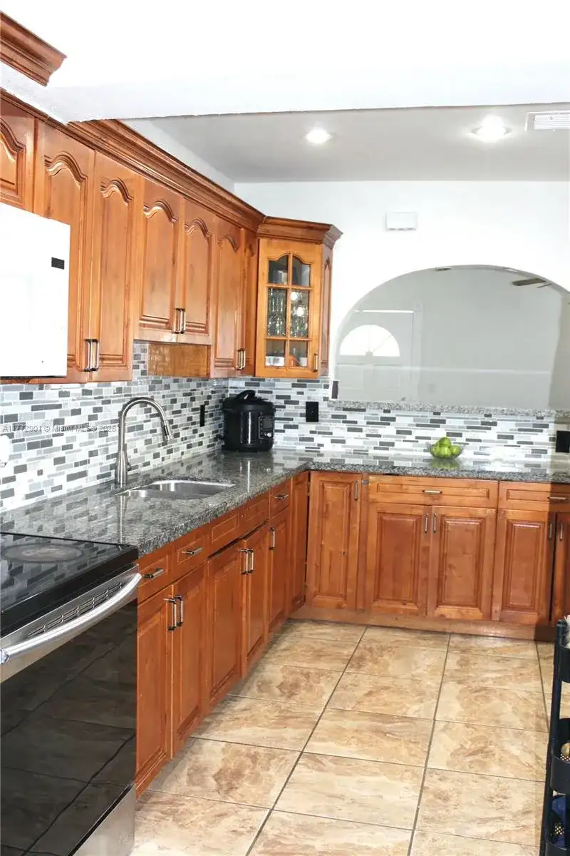 685 SE 9th Ave, Hialeah FL 33010 photo 3