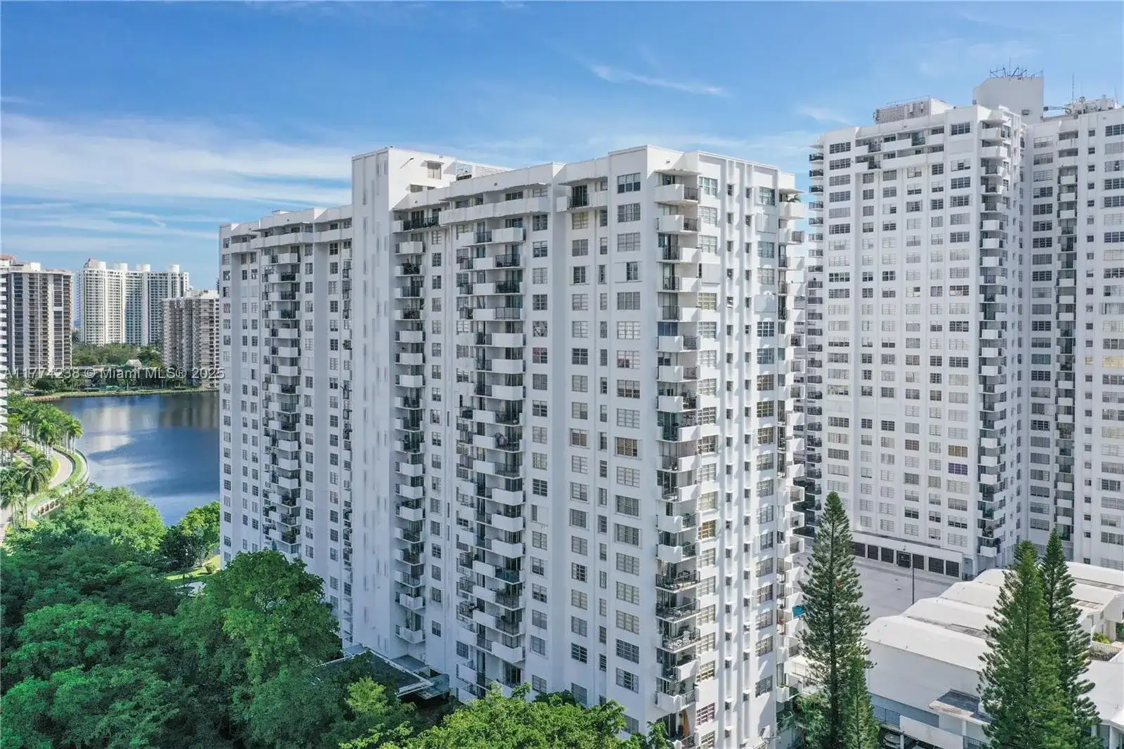 2780 NE 183rd St # 1606, Aventura FL 33160 photo 3