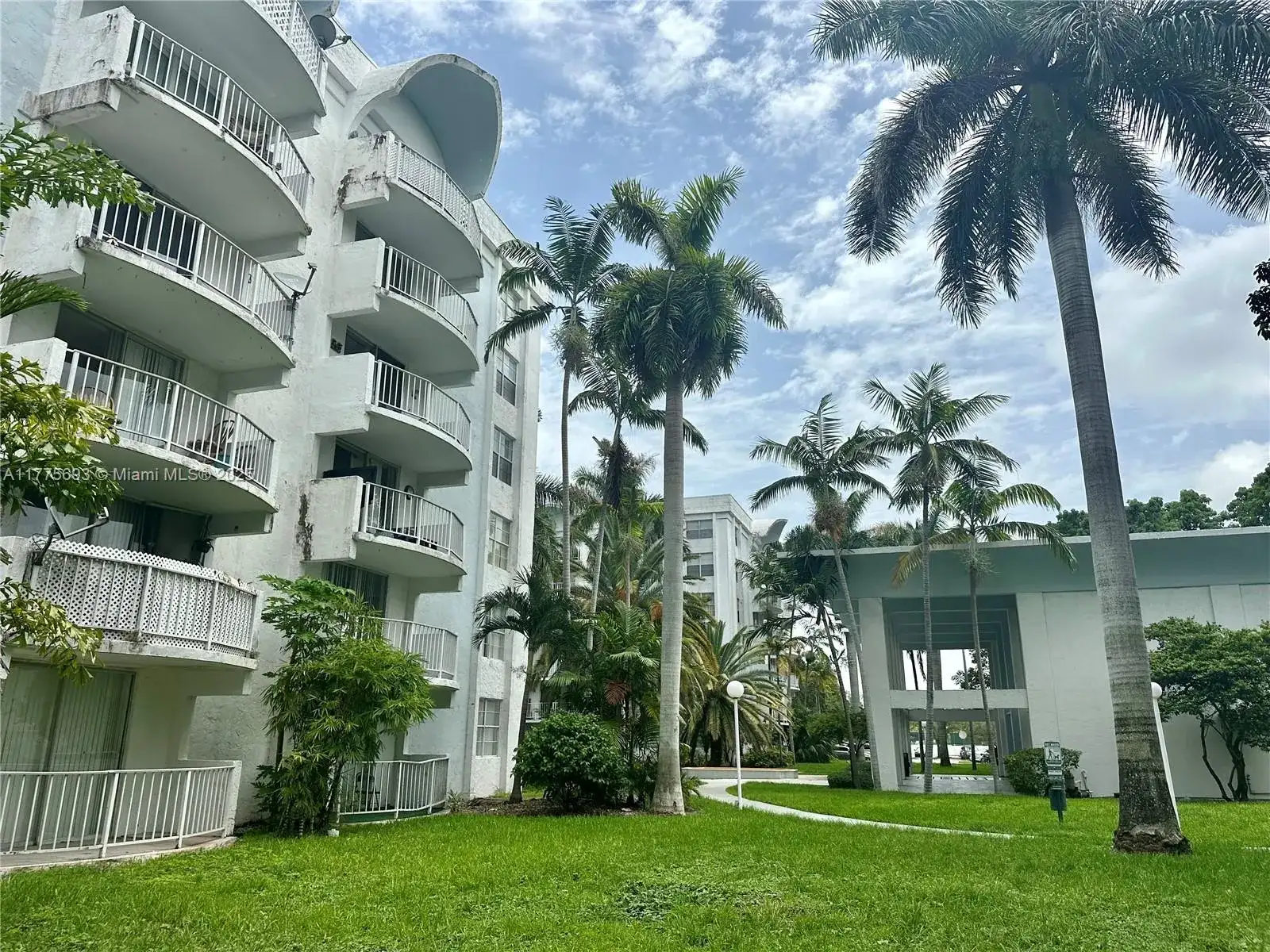 484 NW 165th St Rd # 316, Miami FL 33169 photo 2