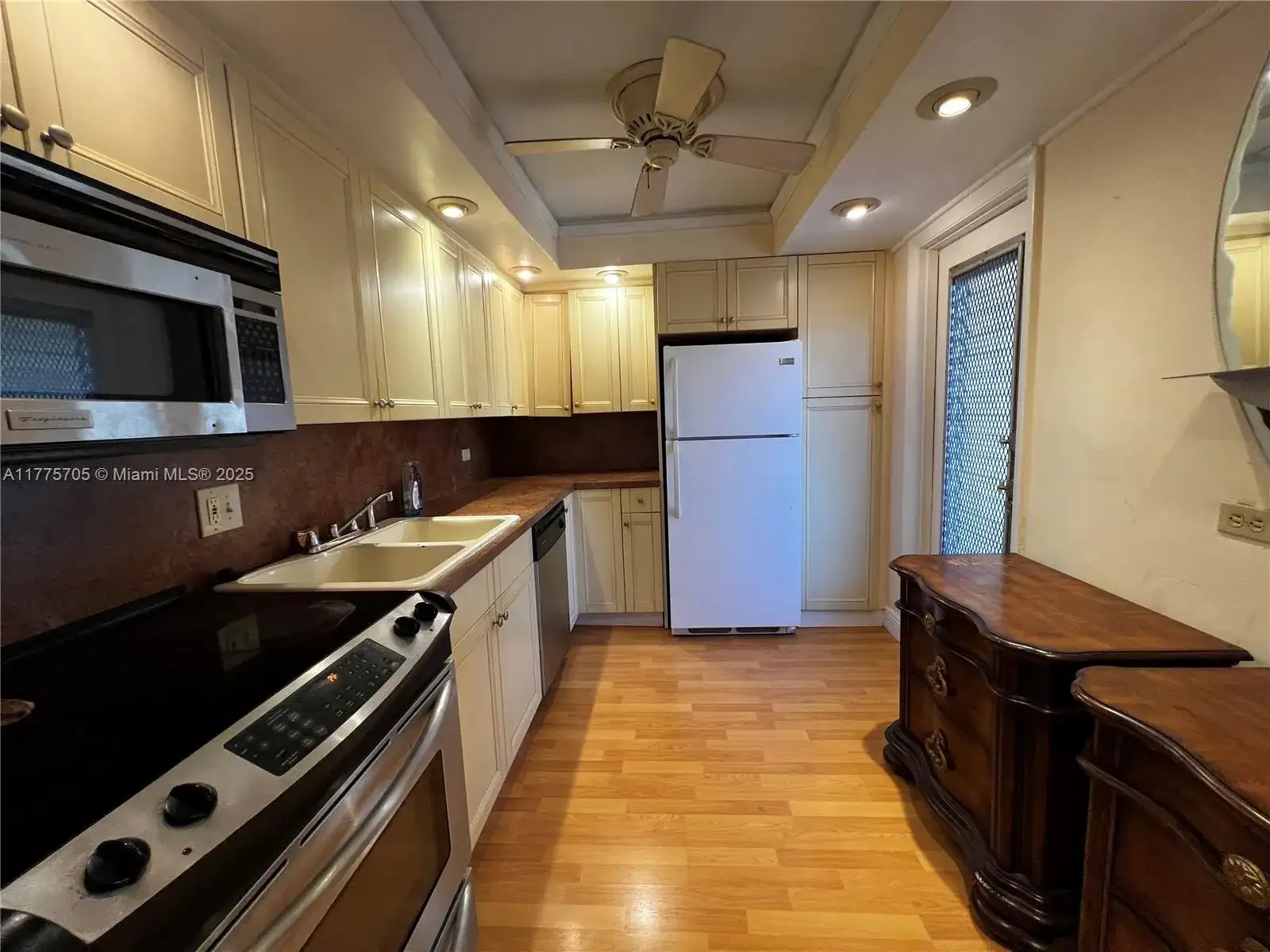 447 NE 195th St # 309, Miami FL 33179 photo 3