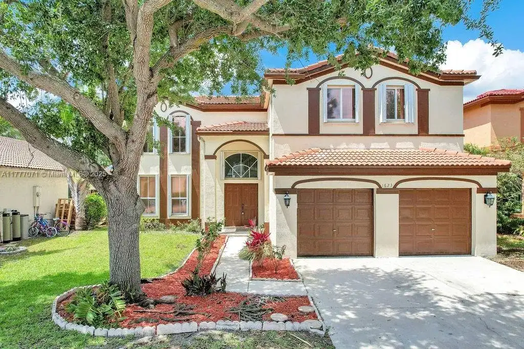 1623 E Harmony Lake Cir, Davie FL 33324 photo 3