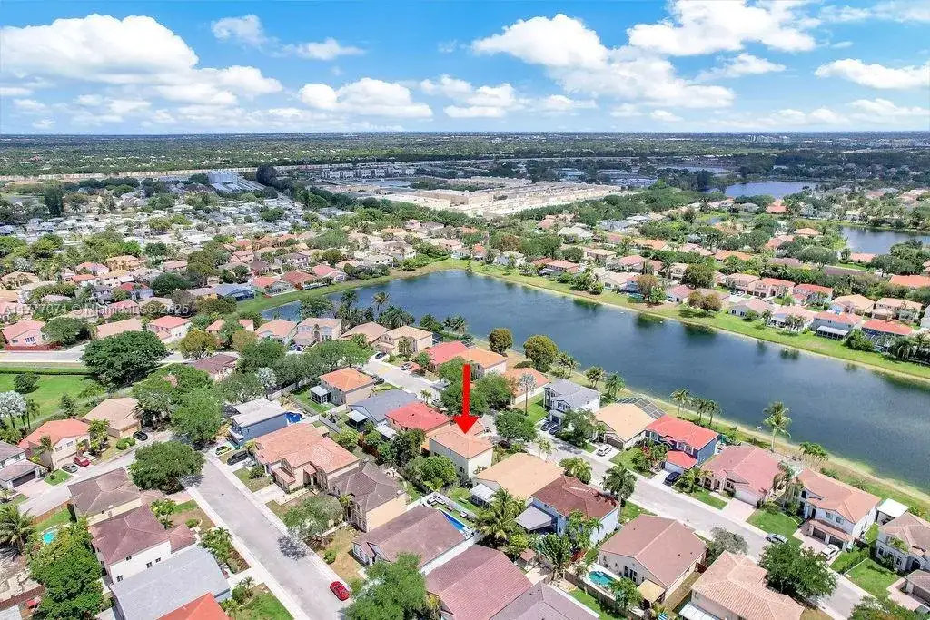 1623 E Harmony Lake Cir, Davie FL 33324 photo 4