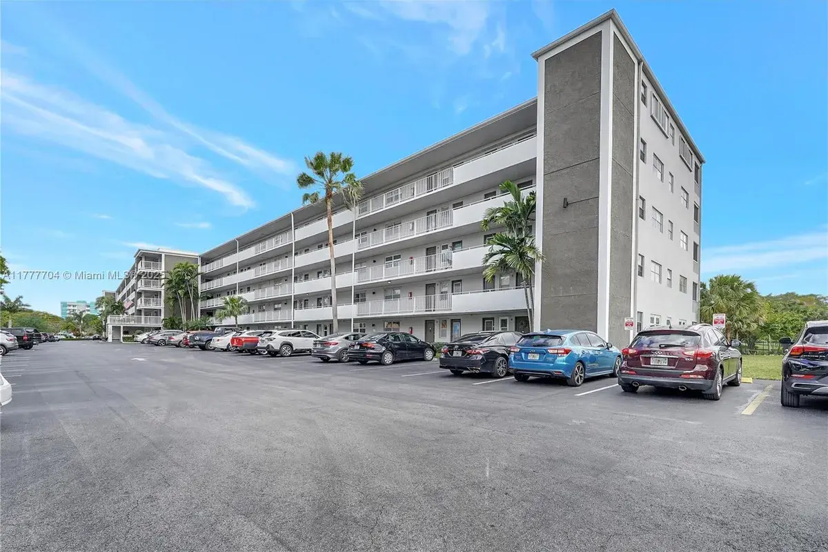 4800 Hillcrest Ln # 207, Hollywood FL 33021