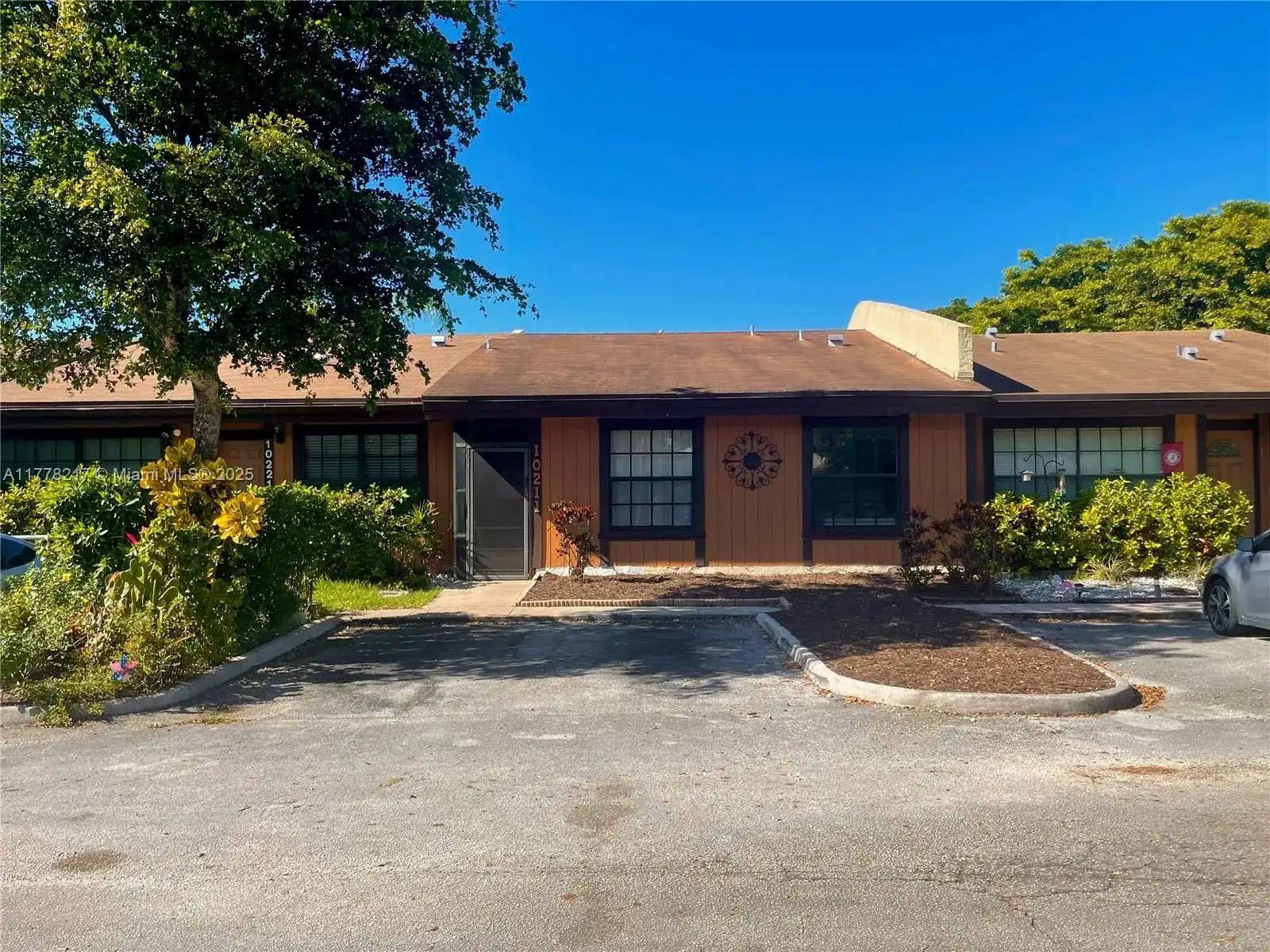 10211 Buttercup Ct, Pembroke Pines FL 33026 photo 2