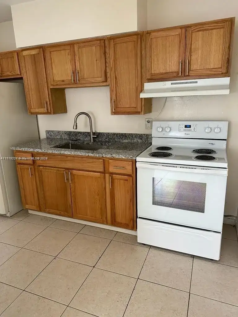 756 NW 5th St, Hallandale Beach FL 33009 photo 2