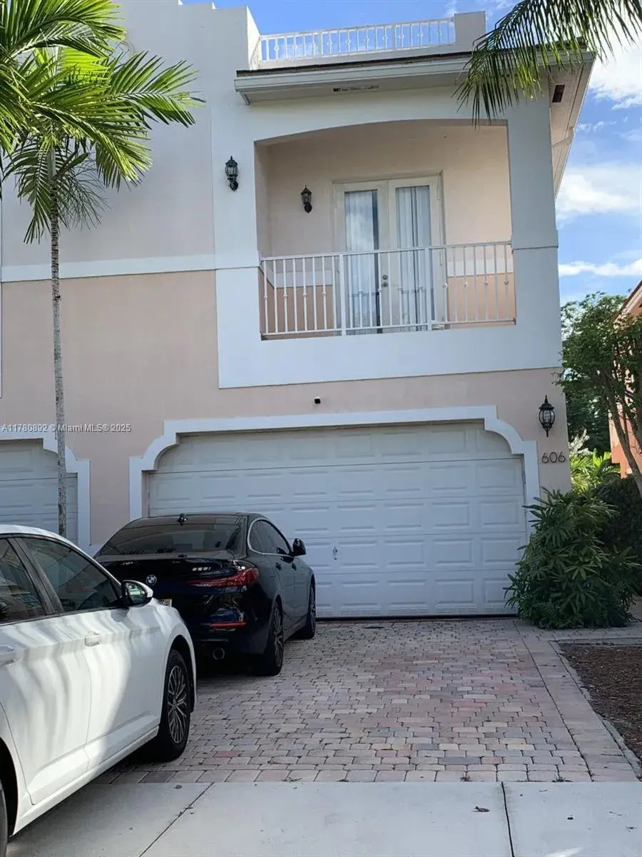 606 SW 10th St, Fort Lauderdale FL 33315