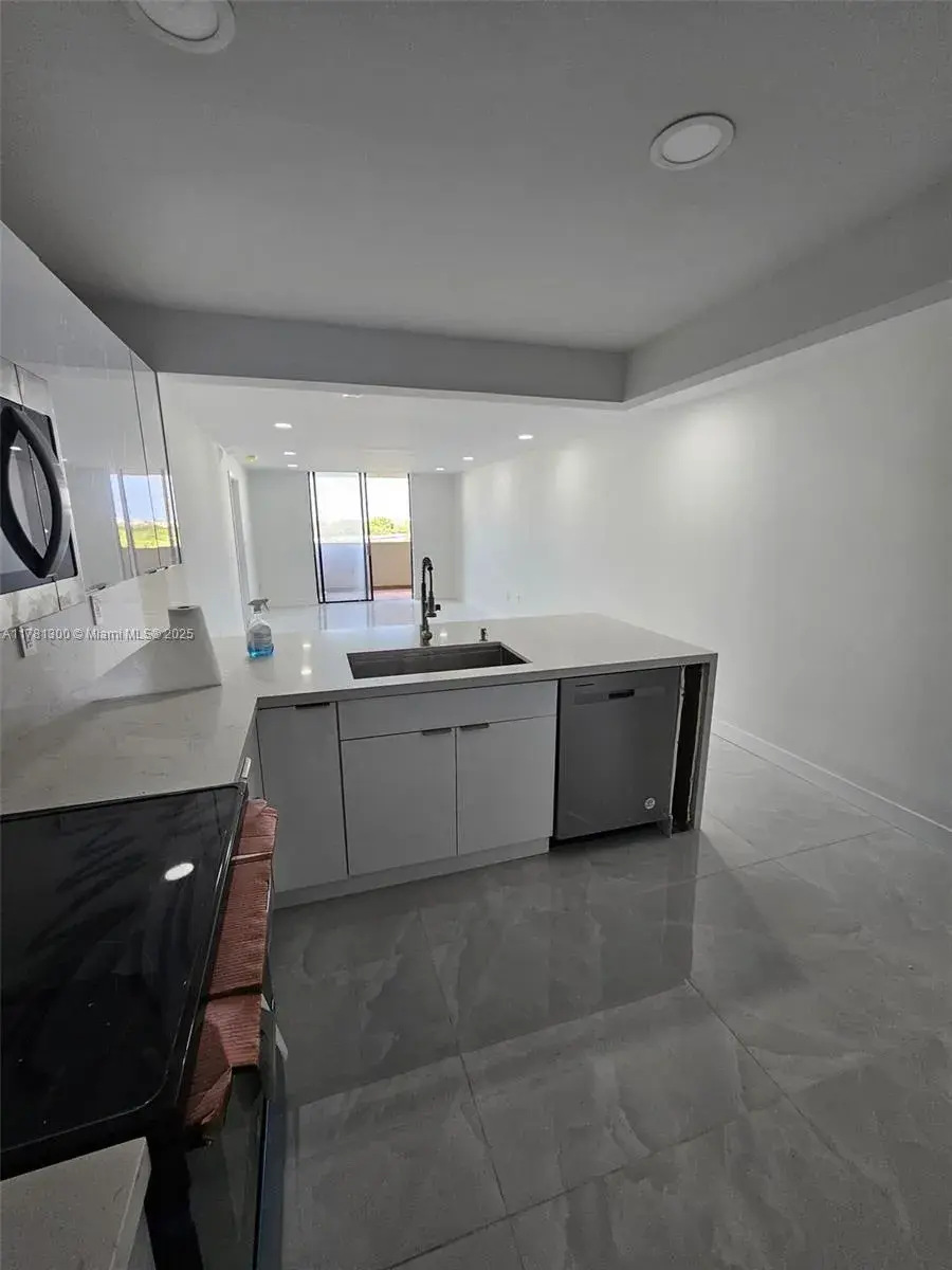 7125 Bay Dr # 506, Miami Beach FL 33141