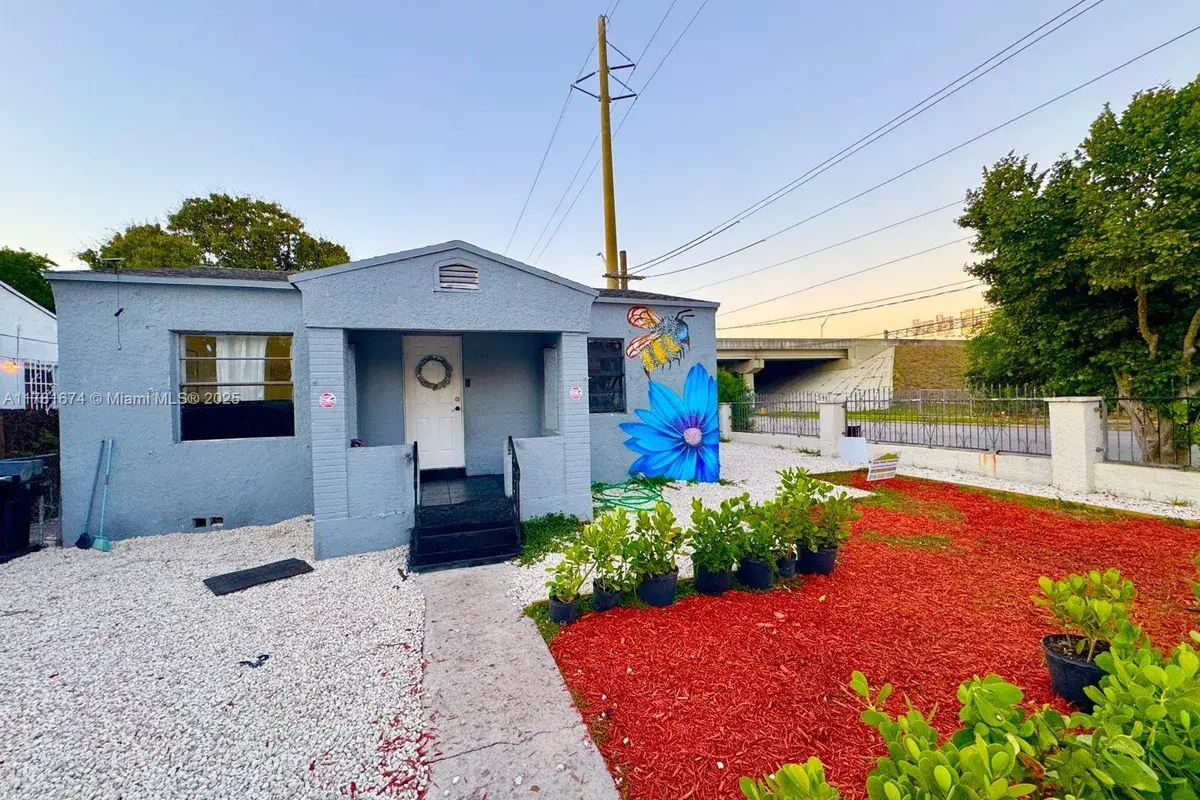 301 NW 37th St, Miami FL 33127
