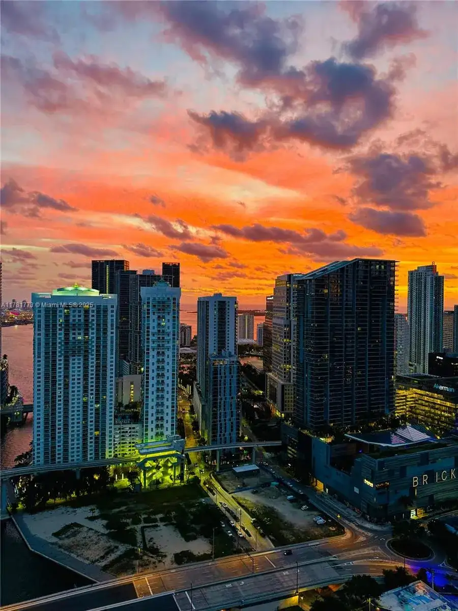 92 SW 3rd St # 4410, Miami FL 33130 photo 5