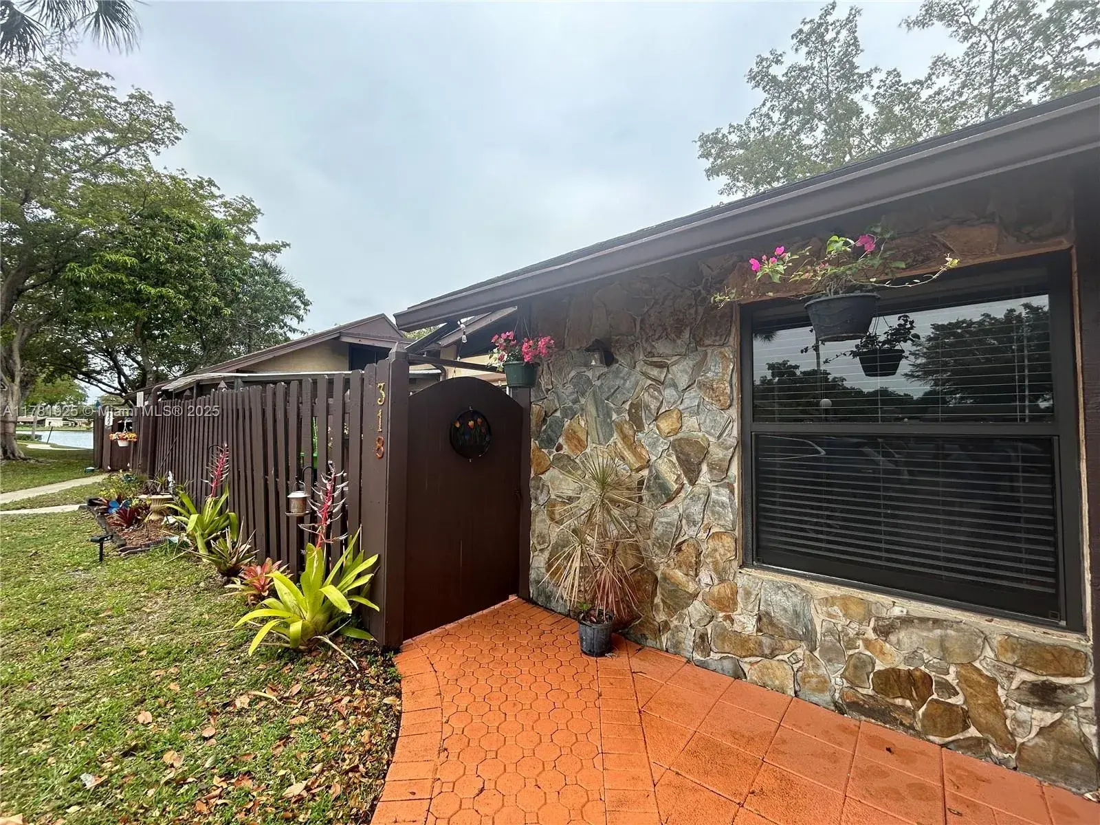 318 Briarwood Cir # 17, Hollywood FL 33024