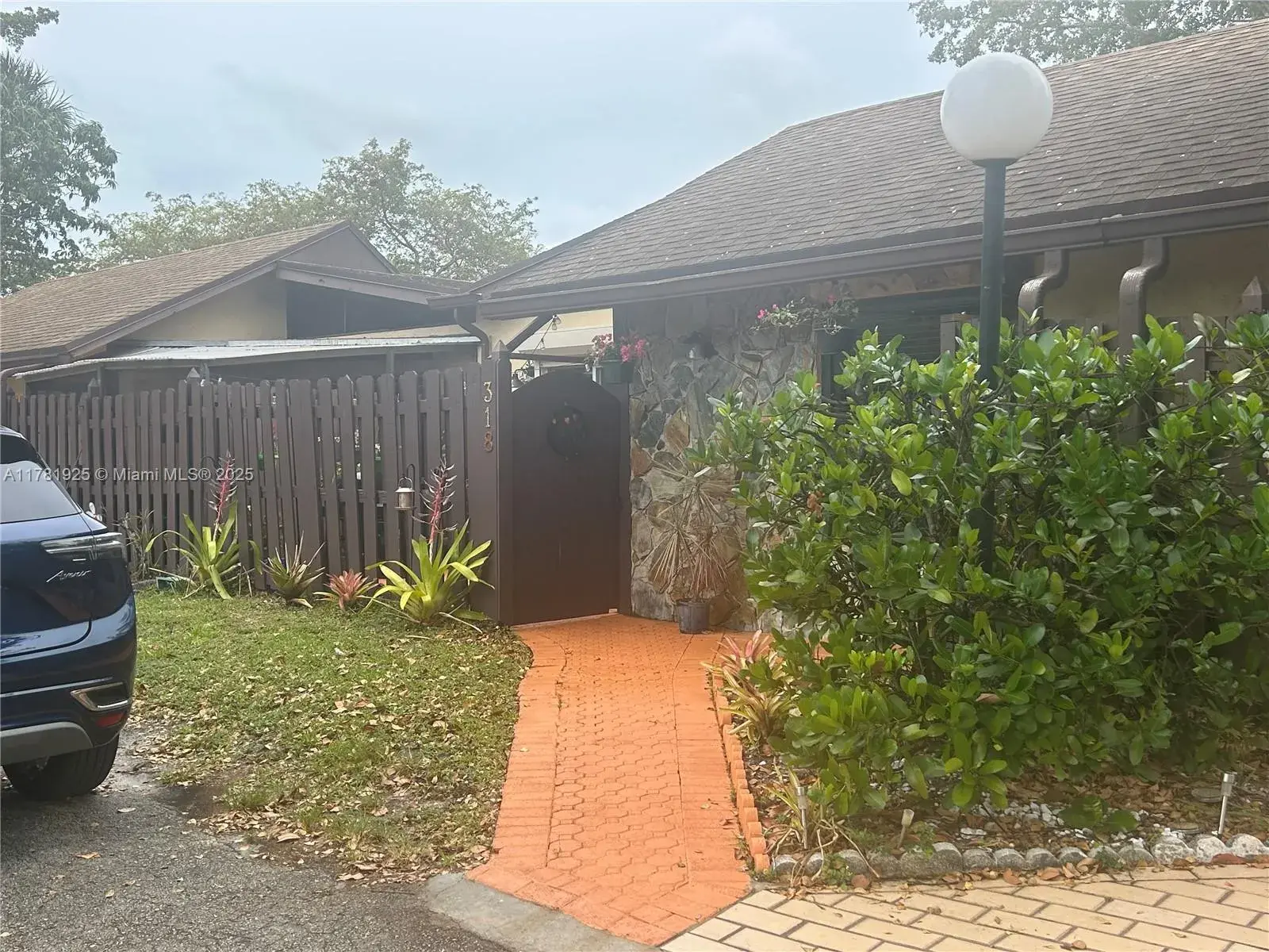318 Briarwood Cir # 17, Hollywood FL 33024