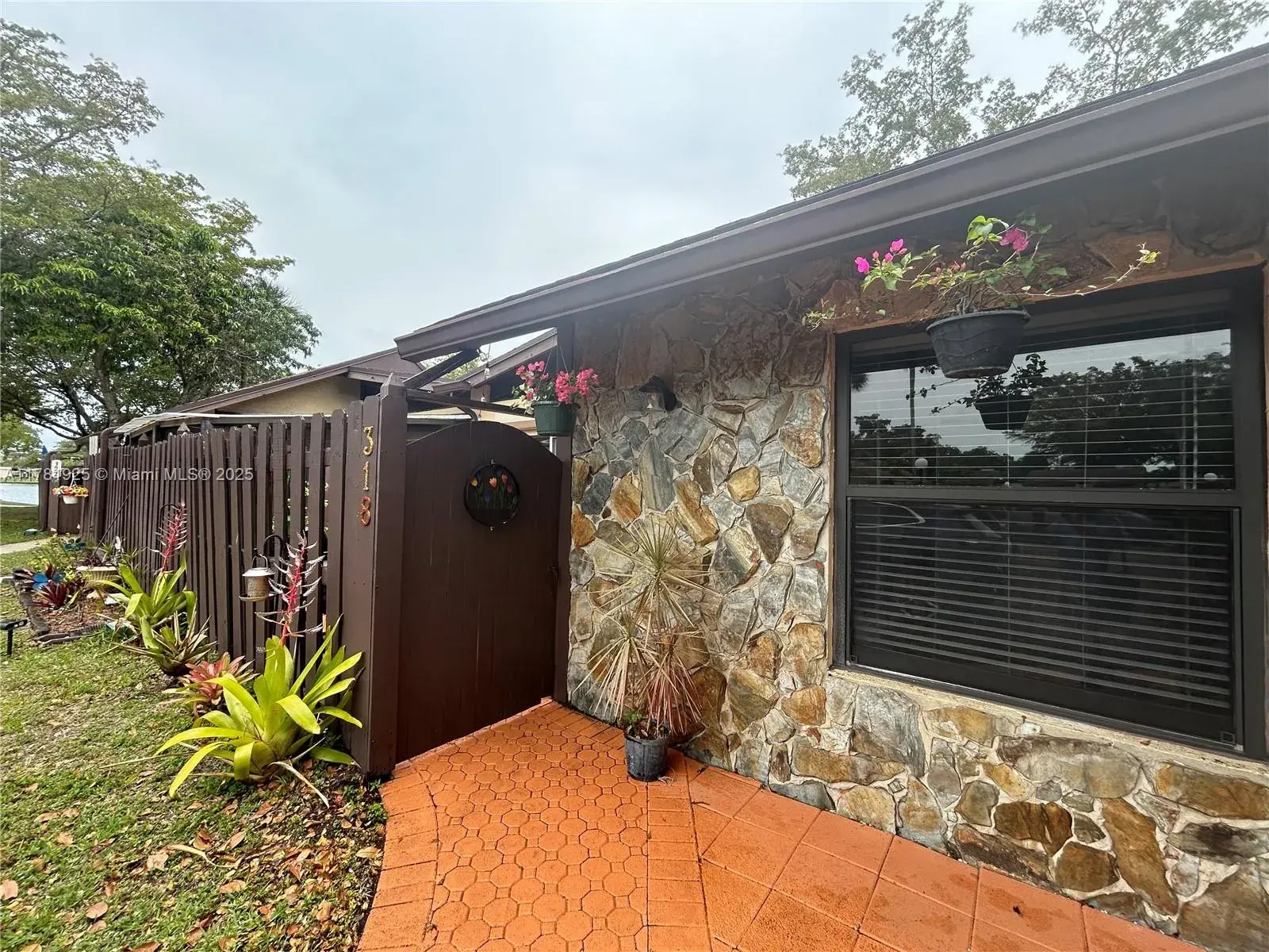 318 Briarwood Cir # 17, Hollywood FL 33024