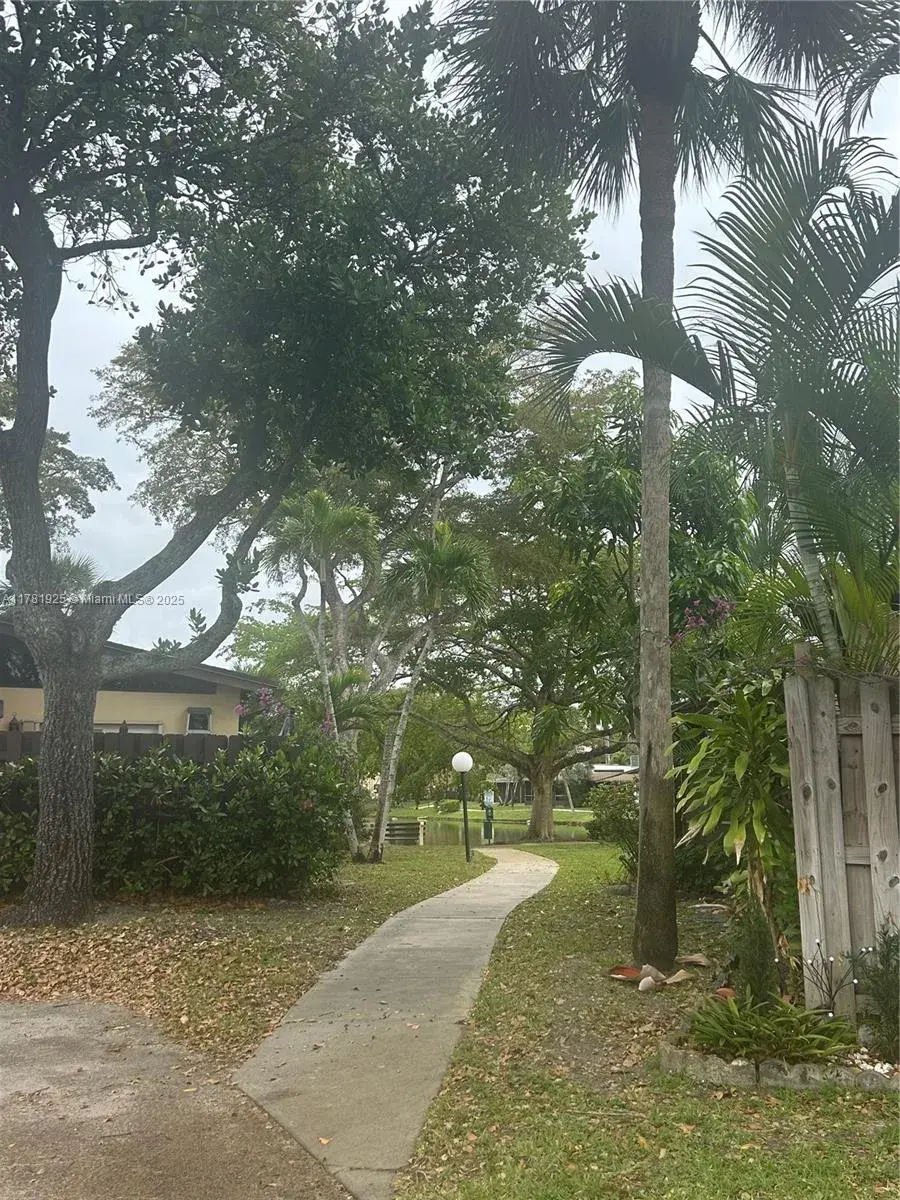 318 Briarwood Cir # 17, Hollywood FL 33024