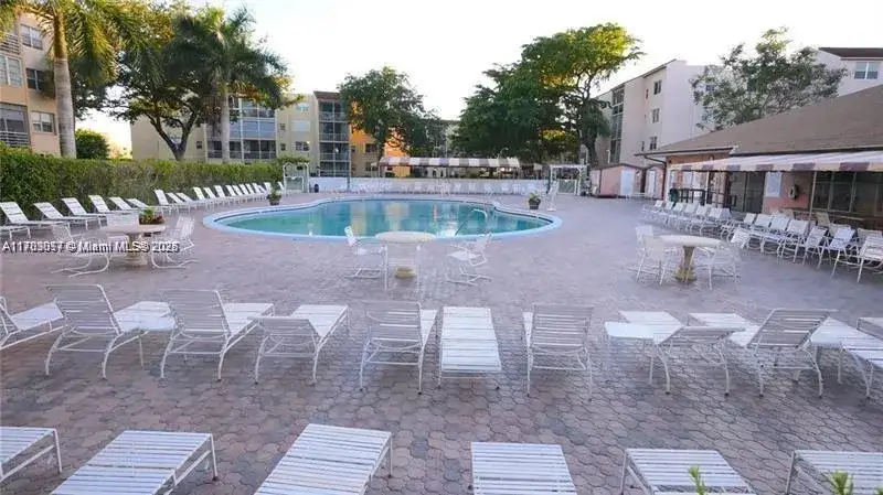 2841 Somerset Dr # 117, Lauderdale Lakes FL 33311 photo 2