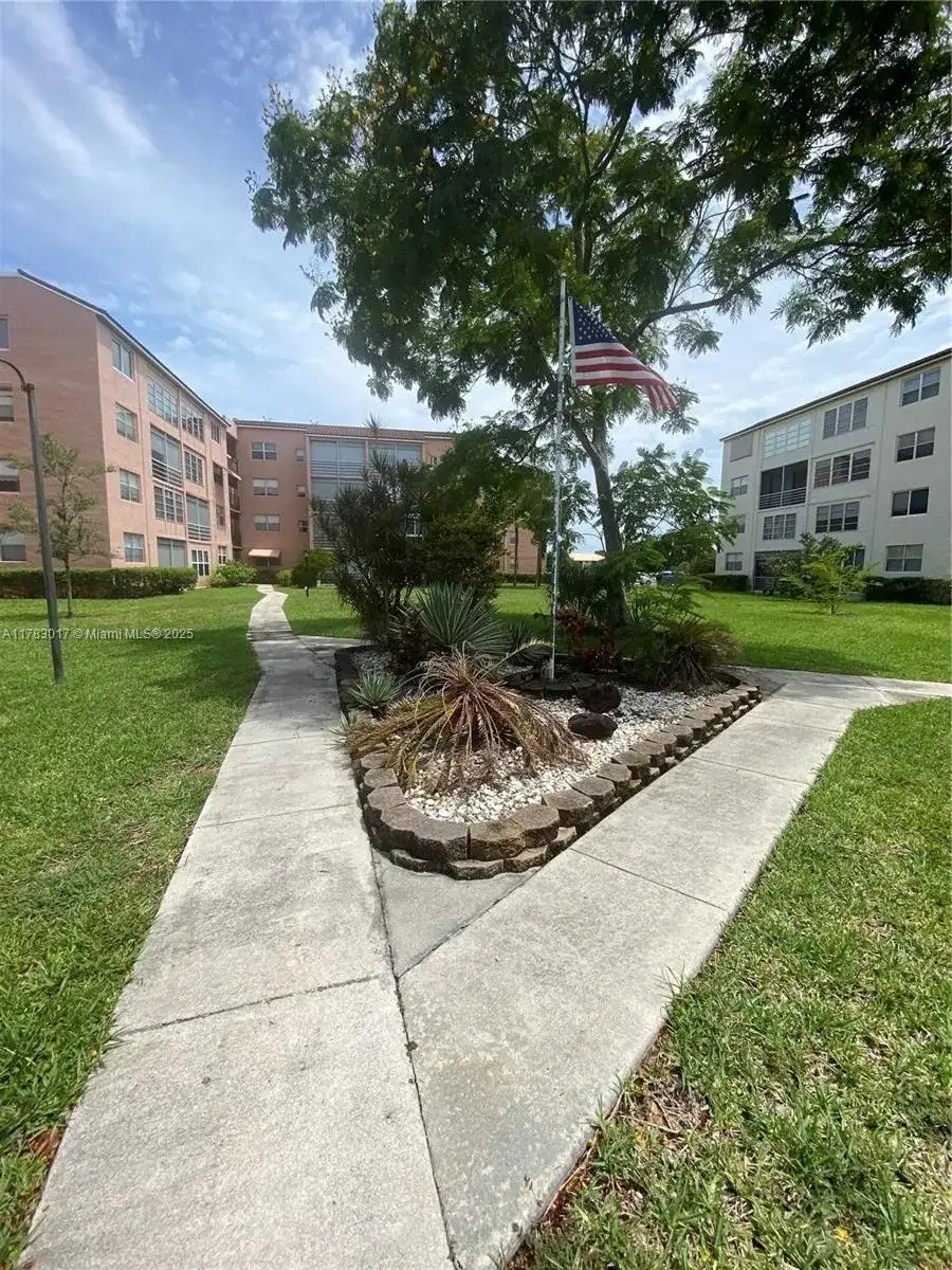 2841 Somerset Dr # 117, Lauderdale Lakes FL 33311 photo 4