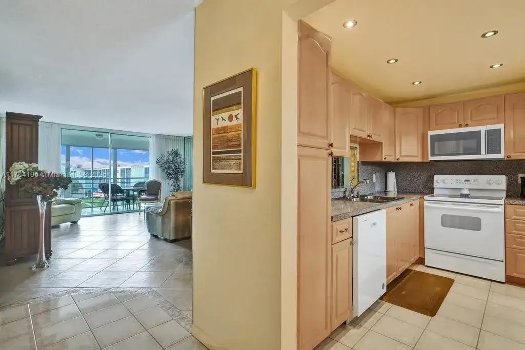 314 SE 10th St # 403, Dania Beach FL 33004 photo 3