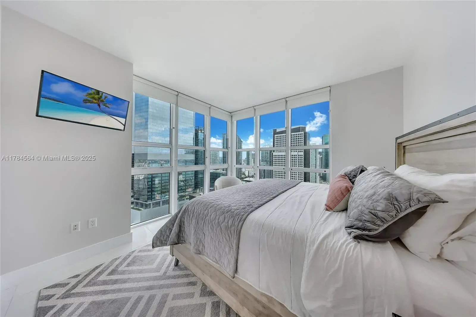 951 Brickell Ave # 3201, Miami FL 33131 photo 2