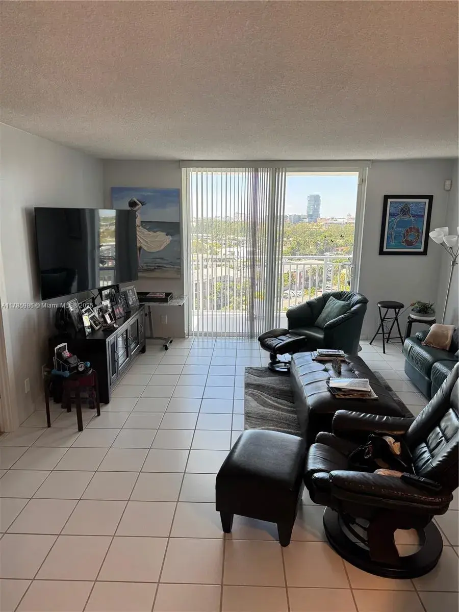 427 Golden Isles Dr # 11J, Hallandale Beach FL 33009